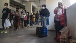 Warga Rusunawa Antre Beli Bahan Pangan Murah