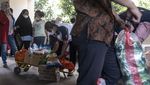 Warga Rusunawa Antre Beli Bahan Pangan Murah