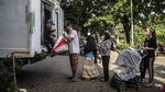Warga Rusunawa Antre Beli Bahan Pangan Murah