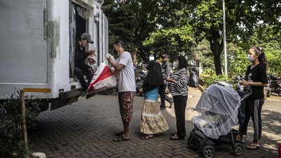 Warga Rusunawa Antre Beli Bahan Pangan Murah