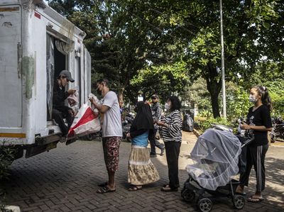 Warga Rusunawa Antre Beli Bahan Pangan Murah