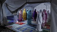 Sejumlah umat Islam mengikuti salat Tarawih di Masjid Darurat posko pengungsian korban awan panas guguran (APG) Gunung Semeru di Lapangan Desa Penanggal, Candipuro, Lumajang, Jawa Timur.