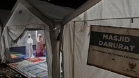 Sejumlah umat Islam mengikuti salat Tarawih di Masjid Darurat posko pengungsian korban guguran awan panas Gunung Semeru di Lapangan Desa Penanggal, Candipuro, Lumajang, Jawa Timur.