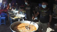 Sejumlah relawan memasak sajian berbuka puasa untuk pengungsi awan panas guguran (APG) Gunung Semeru di posko pengungsian Lapangan Desa Penanggal, Candipuro, Lumajang, Jawa Timur, Rabu (6/4/2022). Posko dapur umum Tagana Provinsi Jawa Timur menyiapkan 450 bungkus sajian berbuka puasa dan sahur bagi pengungsi APG Gunung Semeru.