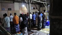 Puluhan korban selamat ini melaksanakan ibadah puasa Ramadan 1443 H di posko pengungsian.