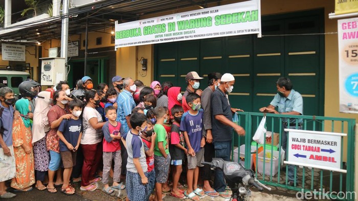 Warung Sedekah menyediakan seratusan bungkus nasi untuk berbuka puasa di Kudus, Rabu (6/4/2022).