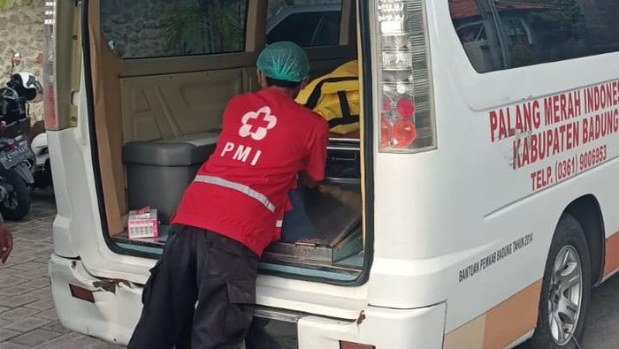 Warga negara (WN) Amerika Serikat (AS) bernama James Michael Holmes (28) ditemukan tewas gantung diri di Kamar 212 Hotel 7 Bidadari Boutique Accommodation yang beralamat di Jalan Bidadari IV Nomor 7, Banjar Mertanadi, Kelurahan Kerobokan Kelod, Kecamatan Kuta Utara, Kabupaten Badung.