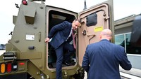 Dubes Ukraina untuk Australia, Vasyl Myroshnychenko (kiri) mencoba kendaraan bushmaster. Sebagai informasi, Bushmaster atau yang dijuluki dengan The Bushy, adalah kendaraan militer lapis baja dengan berat 11 ton yang dirancang untuk membawa dan mengerahkan hingga 10 tentara ke medan perang.