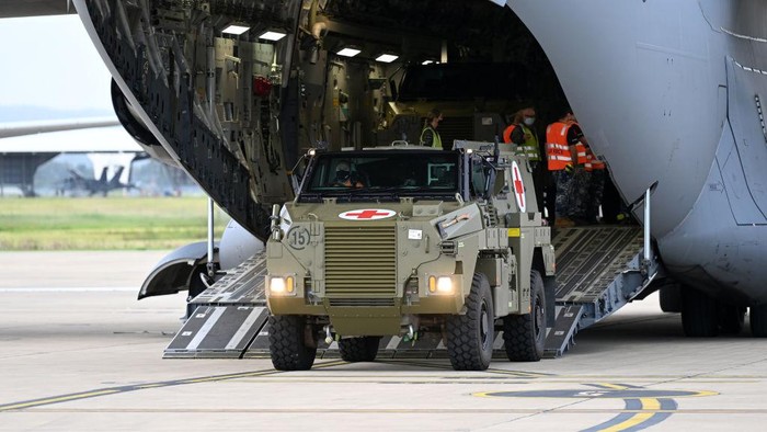1390158064 IPSWICH, AUSTRALIA - APRIL 08: An Australian Bushmaster PMV Armoured Vehicle is loaded onto a RAAF C-17 cargo plane at the Amberley Air Base on April 08, 2022 in Ipswich, Australia. The Australian government is sending a total of 20 Bushmaster Protected Mobility Vehicles to Ukraine following a direct request for assistance by Ukrainian President Volodymyr Zelenskyy during his virtual address to the Australian parliament last Thursday. (Photo by Dan Peled/Getty Images)