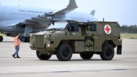 Begini penampakan kendaraan lapis baja PMV Bushmaster sebelum dikirim ke Ukraina di Pangkalan Udara Amberley, Ipswich, Australia, Jumat (8/4/2022).