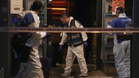 Polisi Israel memeriksa lokasi serangan penembakan Di Tel Aviv, Israel. Pelaku masih diburu polisi sampai saat ini. Ratusan polisi Israel, anjing pelacak, dan pasukan militer dikerahkan untuk memburu si penembak ini, di pusat kota Tel Aviv. Pencarian dilakukan dari gedung satu ke gedung lainnya di kawasan padat ini.