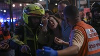 Seorang wanita bereaksi di lokasi usai serangan penembakan Di Tel Aviv, Israel.