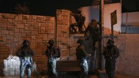 Pasukan keamanan Israel mencari penyerang di dekat lokasi serangan penembakan di Tel Aviv, Israel.
