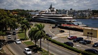 Mengutip Getty Images, superyacht Flying Fox itu diduga terkait dengan oligarki Rusia Dmitry Kamenshchik.  