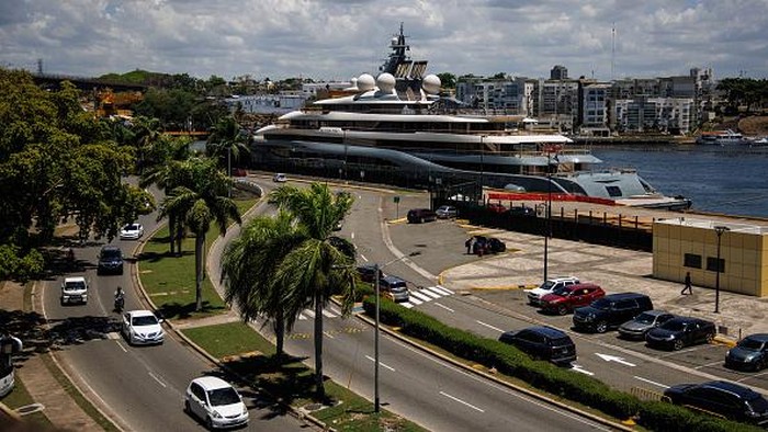 Ada Superyacht Bersandar di Republik Dominika, Punya Miliarder Rusia? Sebuah superyacht merapat di Pelabuhan Don Diego, Republik Dominika. Superyacht itu diduga terkait dengan oligarki Rusia Dmitry Kamenshchik.