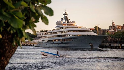 Sebuah superyacht merapat di Pelabuhan Don Diego, Republik Dominika. Superyacht itu diduga terkait dengan oligarki Rusia Dmitry Kamenshchik.