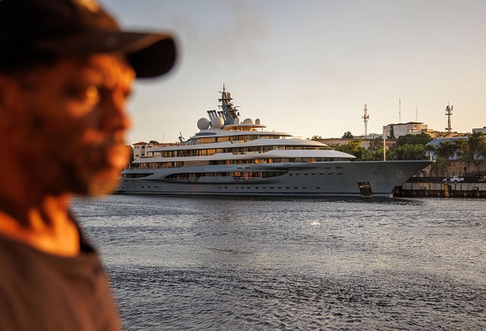 Sebuah superyacht merapat di Pelabuhan Don Diego, Republik Dominika. Superyacht itu diduga terkait dengan oligarki Rusia Dmitry Kamenshchik.