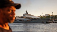 Begini penampakan superyacht Flying Fox yang diduga terkait dengan oligarki Rusia Dmitry Kamenshchik saat bersandar di pelabuhan yang berada di kawasan Republik Dominika.