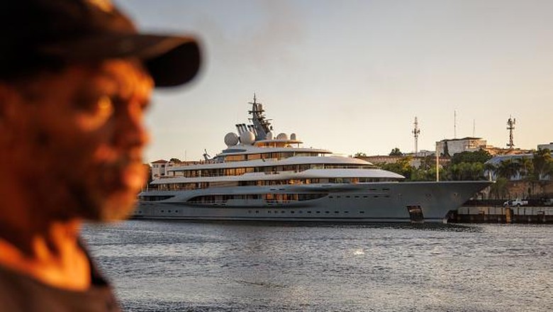 Ada Superyacht Bersandar di Republik Dominika, Punya Miliarder Rusia? Sebuah superyacht merapat di Pelabuhan Don Diego, Republik Dominika. Superyacht itu diduga terkait dengan oligarki Rusia Dmitry Kamenshchik.