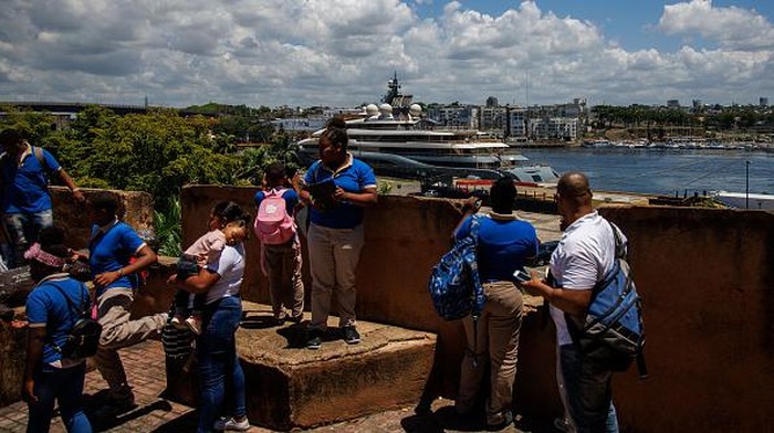 Ada Superyacht Bersandar di Republik Dominika, Punya Miliarder Rusia? Sebuah superyacht merapat di Pelabuhan Don Diego, Republik Dominika. Superyacht itu diduga terkait dengan oligarki Rusia Dmitry Kamenshchik.