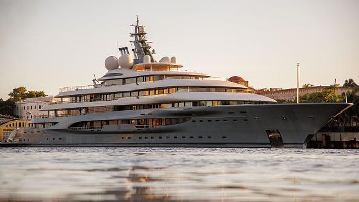 Sebuah superyacht merapat di Pelabuhan Don Diego, Republik Dominika. Superyacht itu diduga terkait dengan oligarki Rusia Dmitry Kamenshchik.