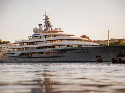 Ada Superyacht Bersandar di Dominika, Punya Miliarder Rusia?