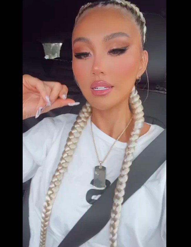 Melalui akun Instagram pribadinya beberapa waktu lalu Agnez Mo tampak mengunggah video dirinya saat berada di dalam mobil. Dengan rambut pirang panjang yang dikepang dua dan kaos lengan panjang berwarna putih, Agnez terlihat tampil simpel. Foto: dok. Instagram/@agnezmo