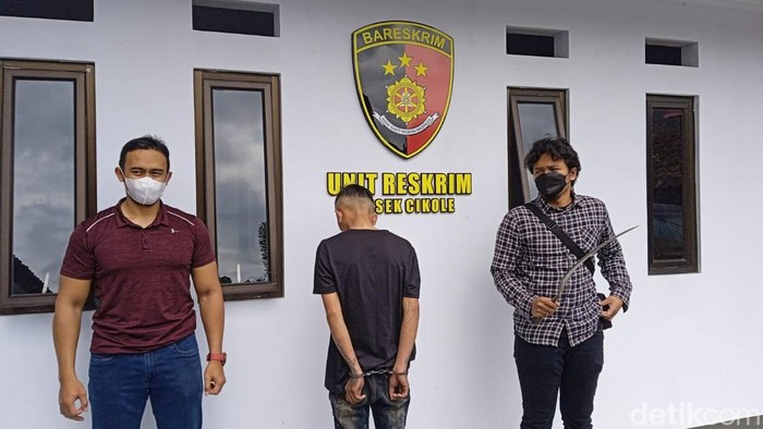 Aksi begal membawa senjata tajam berhasil digagalkan warga. Kejadian itu terjadi usai berbuka puasa pada Kamis (7/4) kemarin sekitar pukul 18.45 WIB.