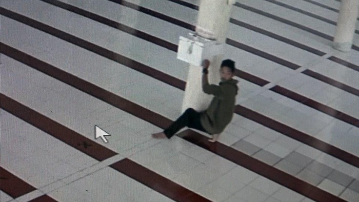Aksi seorang pria mencuri isi kotak amal masjid di Polewali Mandar (Polman), Sulbar terekam CCTV.