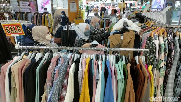 Aktivitas di pusat perbelanjaan di Baltos Bandung