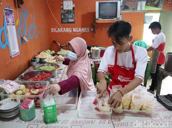Aktivitas di warung Es Shanghai Tubagus Ismail Bandung.