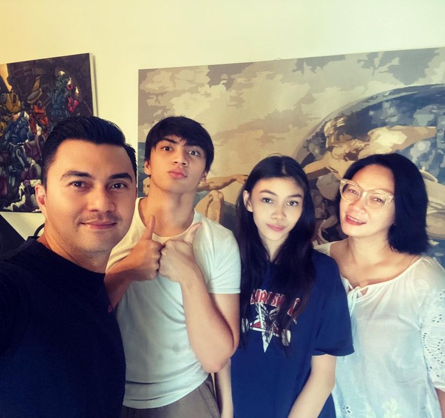 Dian Nitami dan Anjasmara memiliki anak-anak yang mewarisi wajah rupawan mereka. Namun dalam postingannya, Dian mengaku tidak melarang tapi juga tidak mengajak mereka terjun ke dunia hiburan. Sang putra, Arka Asmara diketahui adalah atlet hoki es sedangkan Sasikirana adalah atlet ice skating.Foto: Instagram