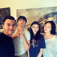 Dian Nitami dan Anjasmara memiliki anak-anak yang mewarisi wajah rupawan mereka. Namun dalam postingannya, Dian mengaku tidak melarang tapi juga tidak mengajak mereka terjun ke dunia hiburan. Sang putra, Arka Asmara diketahui adalah atlet hoki es sedangkan Sasikirana adalah atlet ice skating.Foto: Instagram