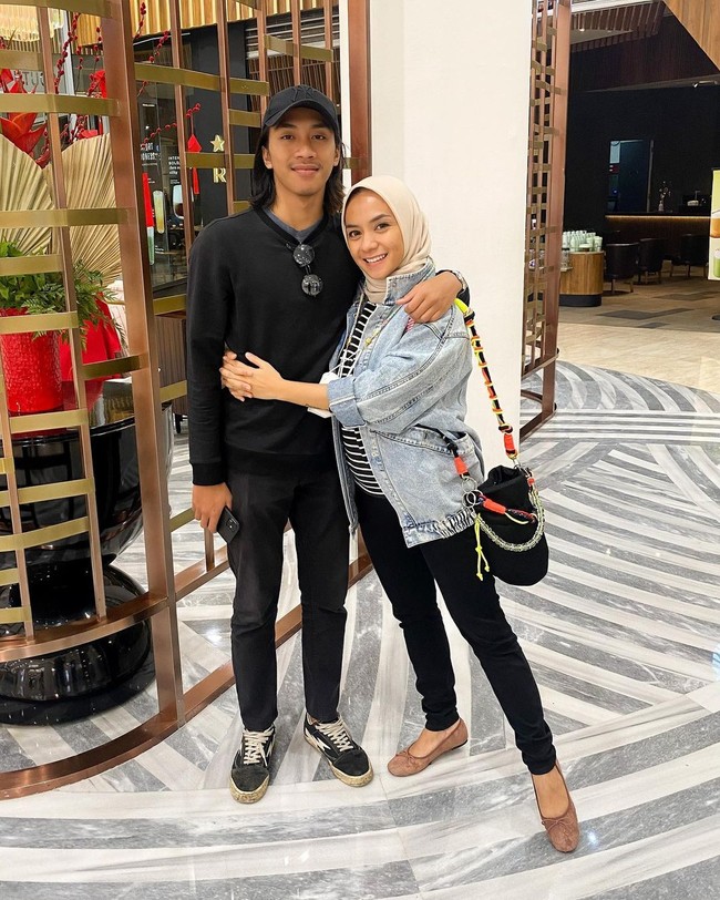 Enno Lerian memiliki anak sulung bernama Bumi yang beranjak dewasa. Beberapa waktu lalu, ia pun mengaku deg-degan ketika harus melepasnya untuk kuliah di luar kota.Foto: Instagram