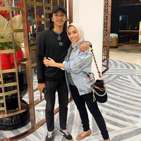 Enno Lerian memiliki anak sulung bernama Bumi yang beranjak dewasa. Beberapa waktu lalu, ia pun mengaku deg-degan ketika harus melepasnya untuk kuliah di luar kota.Foto: Instagram