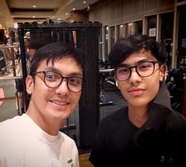 Gunawan cukup sering memamerkan potretnya bersama anak-anak. Dalam sebuah postingan duo ayah dan anak berwajah tampan itu tampak sedang nge-gym bersama. Adhna Khayru Akyela Hardikusumo hingga kini jug belum tertarik untuk jadi artis.Foto: Instagram