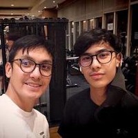 Gunawan cukup sering memamerkan potretnya bersama anak-anak. Dalam sebuah postingan duo ayah dan anak berwajah tampan itu tampak sedang nge-gym bersama. Adhna Khayru Akyela Hardikusumo hingga kini jug belum tertarik untuk jadi artis.Foto: Instagram