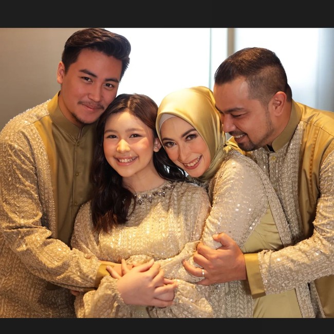Anissa Tri Hapsari memiliki dua anak dari pernikahan dengan Aji Pangestu dan Sultan Djorghi. Hingga kini sang putra sulung belum terlihat mengikuti jejak orang tua mereka di dunia hiburan sedangkan adiknya pernah bermain sinetron.Foto: Instagram