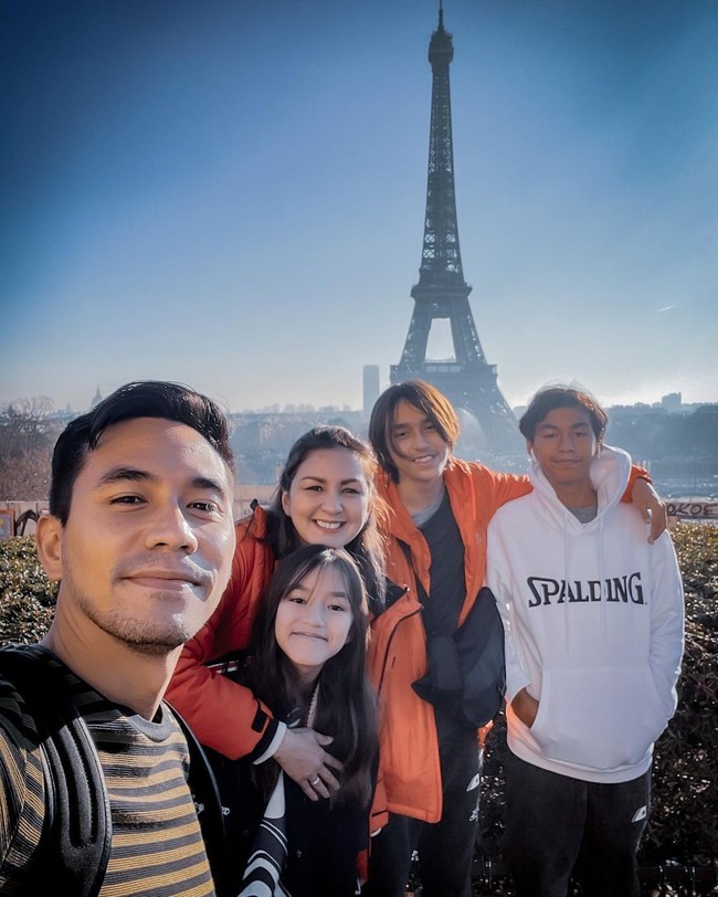 Potret keluarga Darius Sinathrya dan Donna Agnesia selalu bikin iri. Daripada jadi presenter atau pesinetron, anak-anak mereka tampaknya lebih tertarik pada dunia olahraga. Dua putra Doona dan Darius tampaknya lebih memilih jadi pemain bola.Foto: Instagram