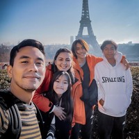 Potret keluarga Darius Sinathrya dan Donna Agnesia selalu bikin iri. Daripada jadi presenter atau pesinetron, anak-anak mereka tampaknya lebih tertarik pada dunia olahraga. Dua putra Doona dan Darius tampaknya lebih memilih jadi pemain bola.Foto: Instagram