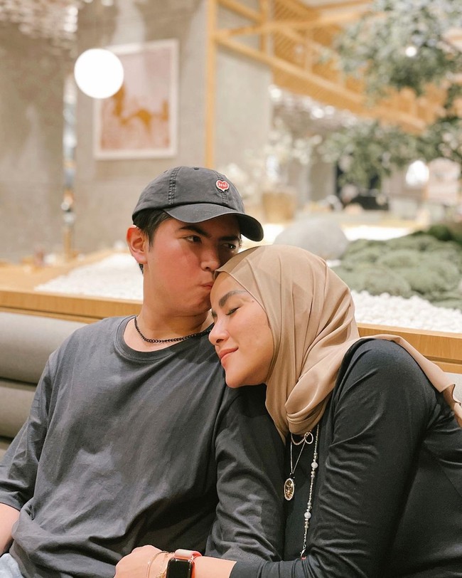 Sean Mikael Alexander adalah anak Olla Ramlan dengan pernikahannya dengan Alex Tian. Sean pun sepertinya lebih memilih untuk menikmati masa remaja seperti kebanyakan anak lain daripada ikut terjun menjadi artis.Foto: Instagram