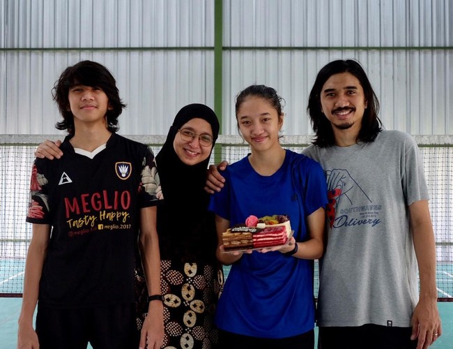 Pasangan artis lain yang memiliki dua anak beranjak dewasa adalah Duta Sheila On 7. Putra mereka, Bima Al Ayman Modjo memilih untuk menjadi atlet badminton daripada bermusik atau main jadi aktor.Foto: Instagram