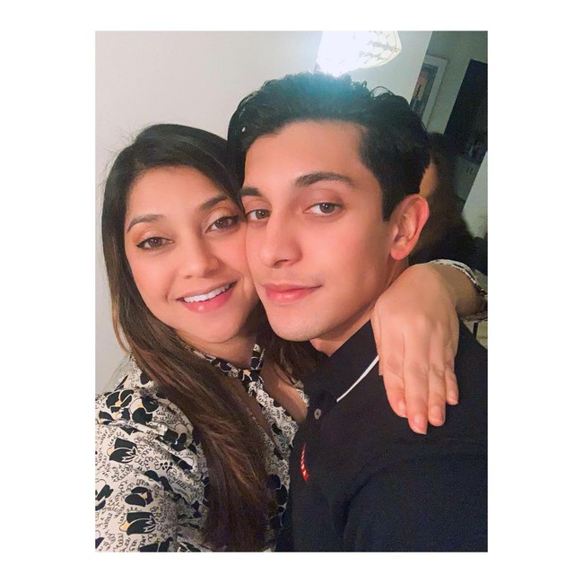 Sarah Azhari memiliki seorang anak bernama Albany Ray yang potret gantengnya sering jadi perhatian publik. Dari akun Instagram-nya, Albany pun terlihat lebih menyukai sepak bola daripada dunia hiburan.Foto: Instagram