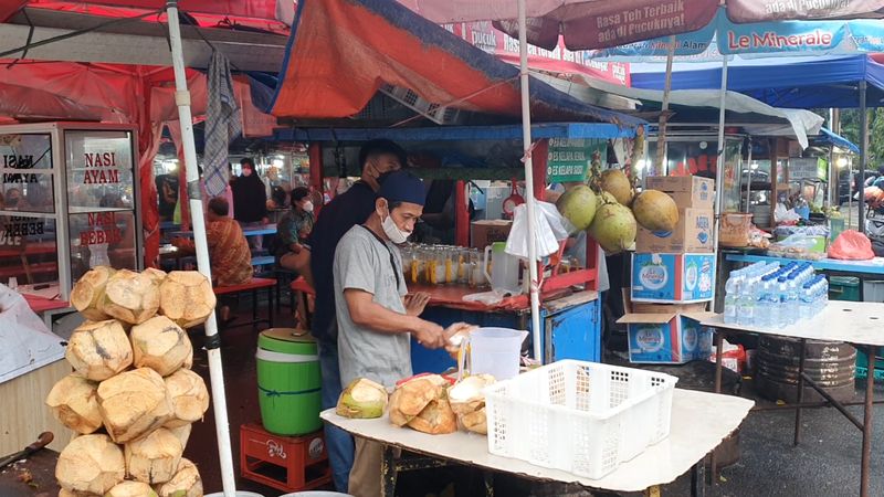Aneka takjil Masjid Sunda Kelapa