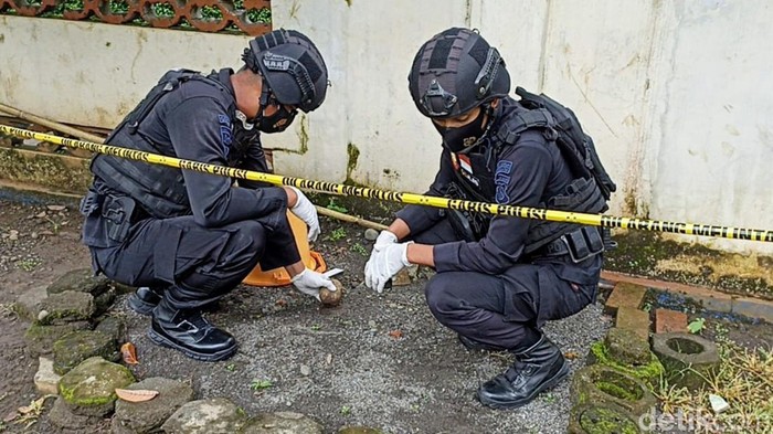 Anggota Brimob mengevakuasi granat nanas yang ditemukan di Purworejo, Jumat (8/4/2022).