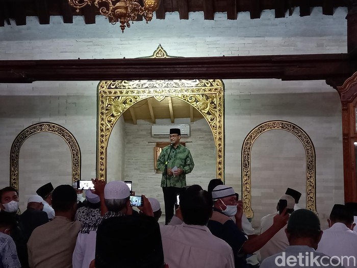 Anies Baswedan di Masjid Gede Kauman, Jogja, Jumat (8/4/2022).