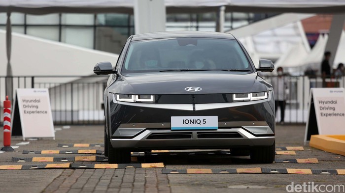 Mobil listrik Hyundai Ioniq 5 menyita perhatian pengunjung Indonesia International Motor Show (IIMS) Hybrid 2022. Tak sedikit yang penasaran ingin mengendarainya.