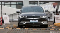 Mobil listrik Hyundai Ioniq 5 menyita perhatian banyak pengunjung Indonesia International Motor Show (IIMS) Hybrid 2022. Tak sedikit yang penasaran untuk mengendarainya.