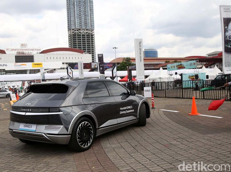 Antusias Pengunjung IIMS 2022 Jajal Hyundai Ioniq 5