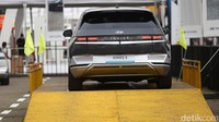 Soal daya jelajah, Ioniq 5 tipe Prime Standard dan Signature Standard dapat dikendarai sejauh 384 kilometer (Km) bila baterai mobil dalam kondisi terisi penuh. Ioniq 5 tipe Long Range juga memiliki kemampuan jarak tempuh yang lebih jauh. Tipe Prime Long Range bisa dikendarai sejauh 481 Km dan tipe Signature Long Range dapat menempuh jarak sejauh 451 Km (berdasarkan World Harmonised Light Vehicle Test Procedure).